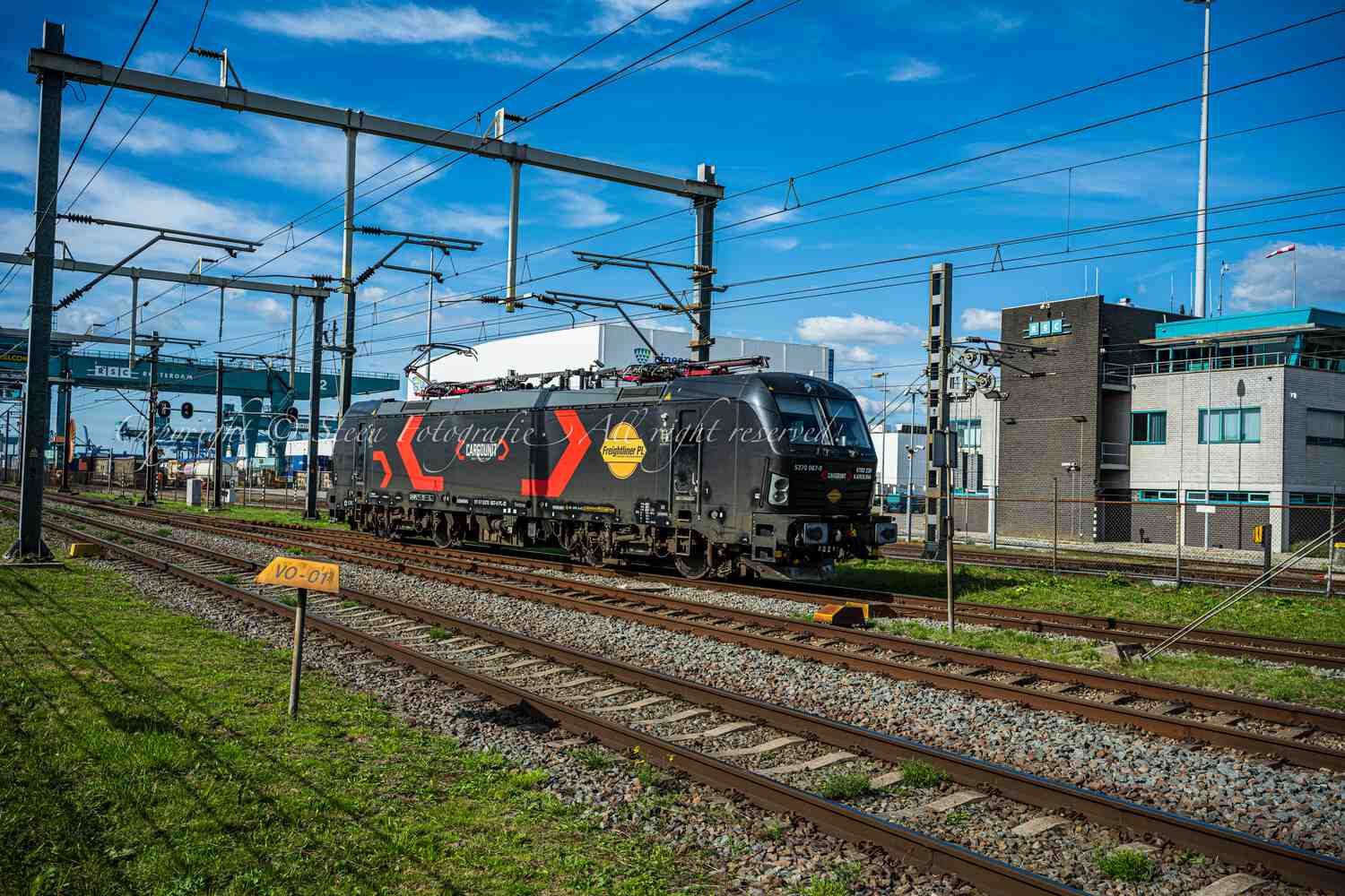 Cargounit / Freightliner 6193 236